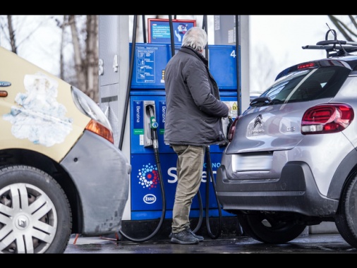 ++ Prezzi dei carburanti in rialzo, diesel ai massimi da un anno ++