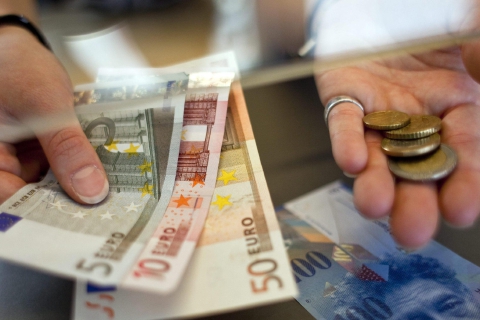 Franco svizzero, nuovo record. Brindano i frontalieri