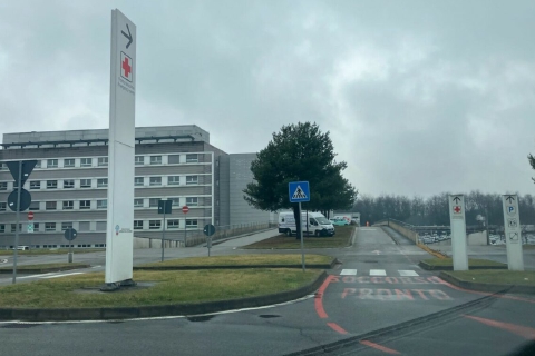 Accoltellato nel sonno dalla compagna