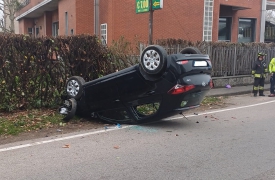 Si ribalta con l’auto: paura e ferite lievi