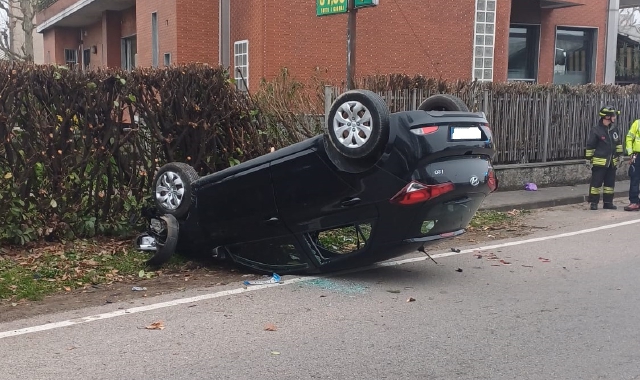 Si ribalta con l’auto: paura e ferite lievi