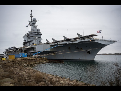 Parigi smentisce il dispiegamento portaerei Charles de Gaulle in Mediterraneo