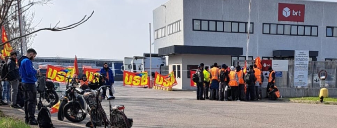 Presidio alla Bartolini, protesta contro il trattamento economico