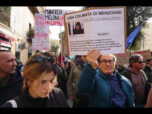 Scontri a Bagnoli per l'America's Cup, poliziotto ferito