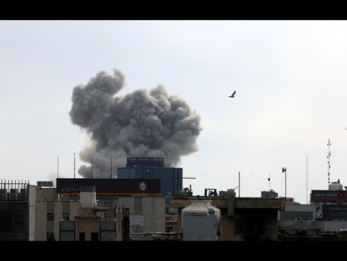 Media, 'raid aerei colpiscono l'aeroporto Mehrabad a Teheran'