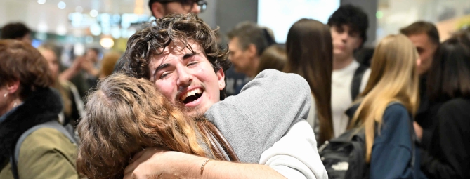 Malpensa, urla e abbracci: rientrati gli studenti da Dubai