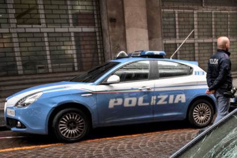 Busto, sfascia il bar e picchia i poliziotti