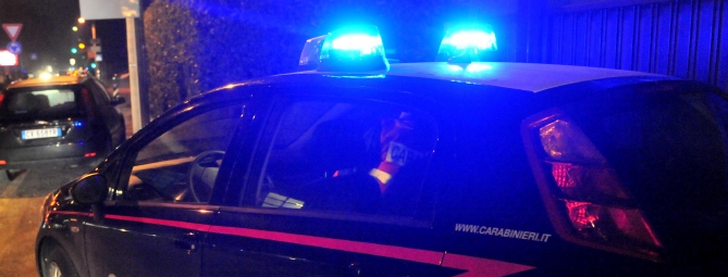 Minorenne gira di notte con l’auto della madre e aggredisce i carabinieri