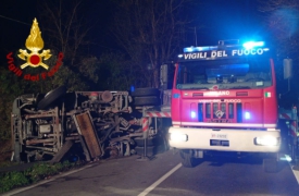 Somma, spazzatrice stradale si ribalta nella notte