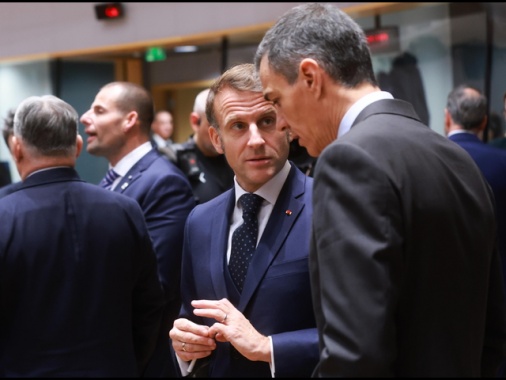 Macron telefona a Sanchez, solidarietà dopo critiche di Trump