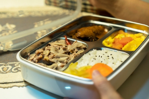 “Schiscetta” a scuola: c’è il regolamento. Genitori divisi