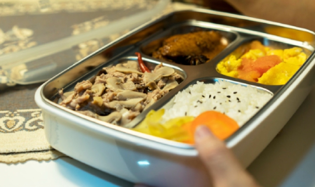 “Schiscetta” a scuola: c’è il regolamento. Genitori divisi