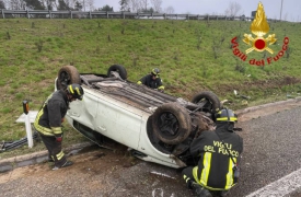Auto ribaltata sulla 336, due feriti