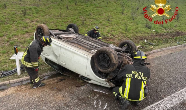 Auto ribaltata sulla 336, due feriti