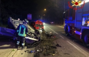 Scontro fra tre auto, due giovani feriti