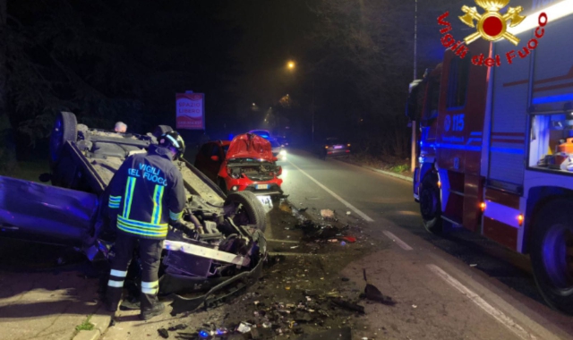 Scontro fra tre auto, due giovani feriti