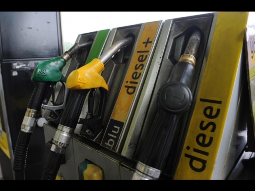 I prezzi dei carburanti corrono, gasolio in autostrada fino a 2,2 euro