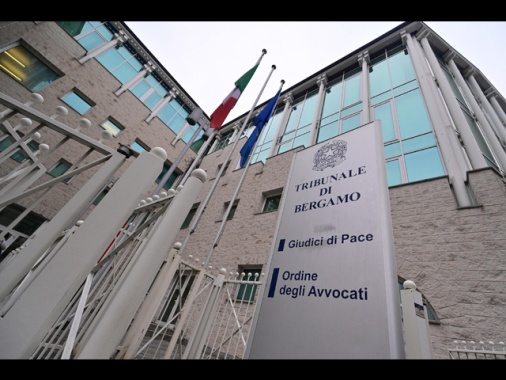 Cosparso di benzina minaccia di darsi fuoco davanti al Tribunale a Bergamo