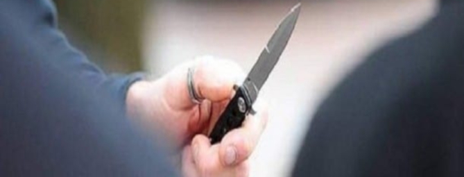 Minaccia il padre con un coltello, aveva il divieto di avvicinarsi ai genitori