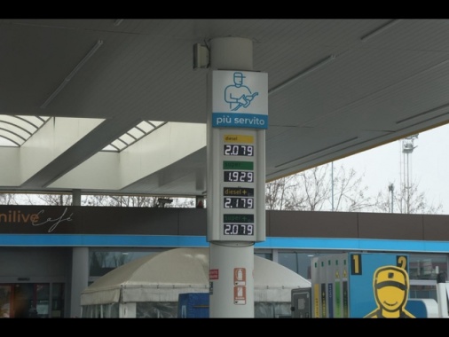 Mimit, aumenti ingiustificati della benzina dalle compagnie