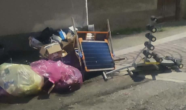 Abbandono di rifiuti in pieno centro: beccato