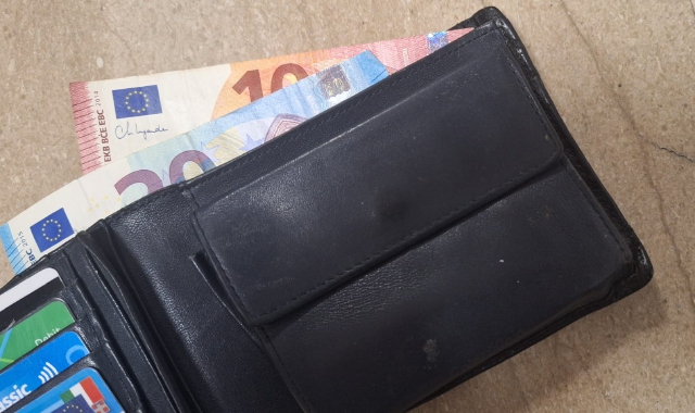Trovano portafogli con 80 euro e lo portano alla polizia locale