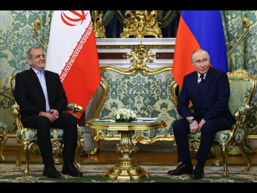 Putin parla con Pezeshkian, 'necessario cessare le ostilità'