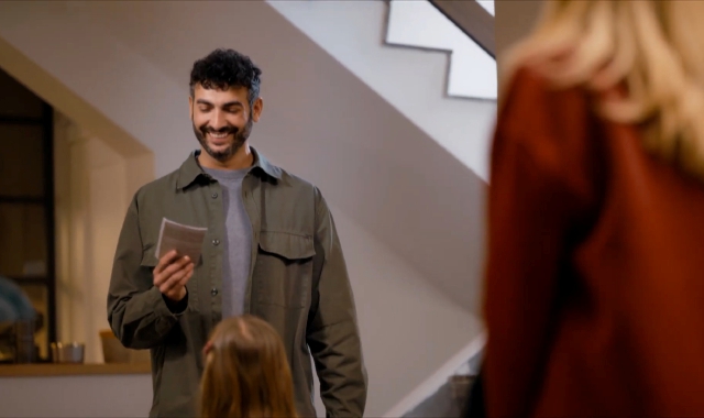 Un frame dello spot televisivo: la figlia ha appena consegnato la scheda elettorale al papà