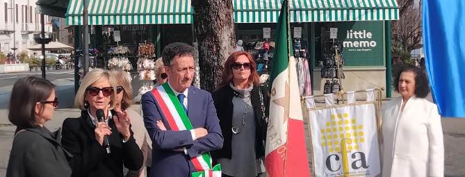 Arona: il piazzale dell’imbarcadero a Camilla Ravera