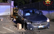 Auto abbatte pilastro in muratura