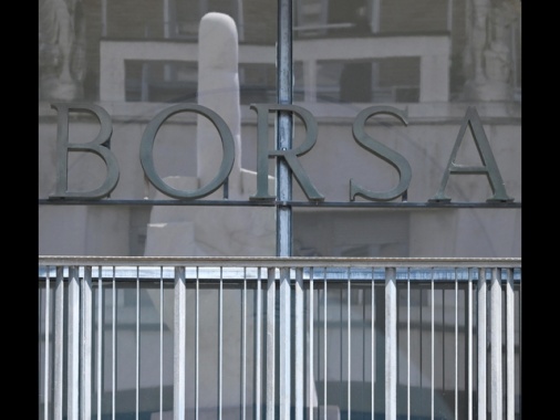 Borsa: Milano riduce il calo (-1,6%) con Prysmian, banche e Stellantis