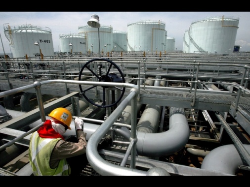 Rallenta corsa del prezzo del petrolio, Wti poco sotto i 100 dollari