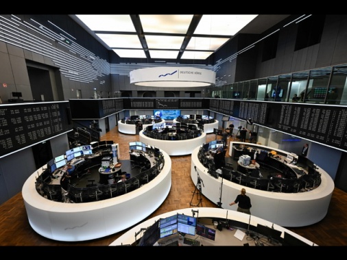 Borsa: Europa in rosso in attesa di Wall Street, Milano -1,6%