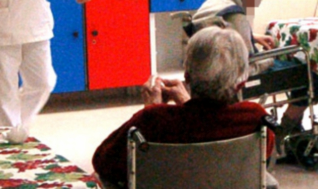 Obbligò anziana a toccarlo, educatore a processo