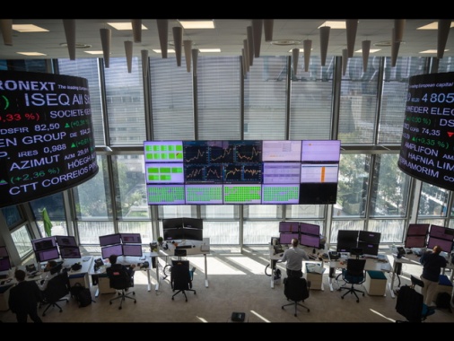 Borsa: Milano riduce calo (-0,8%) con l'Europa dopo l'avvio di Wall Street