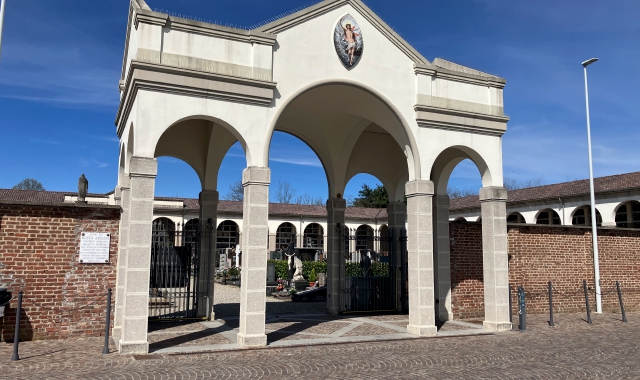 L’ingresso del cimitero di Borsano, preso di mira dai ladri  (Redazione)