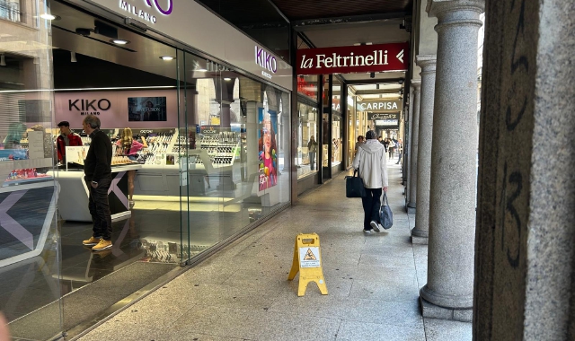 Uomo perde sangue e si accascia: allarme in centro a Varese