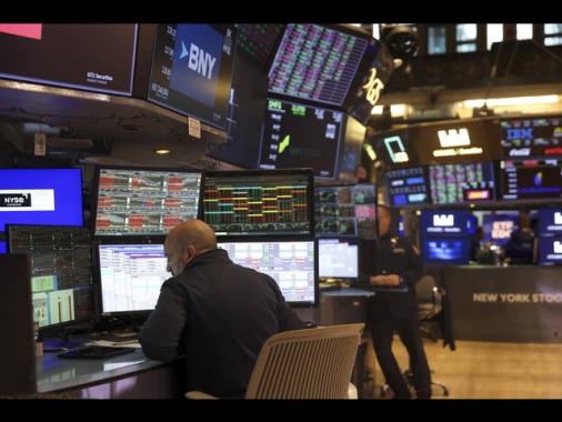 Borsa: si allenta la pressione dopo i dati sull'inflazione Usa, Milano gira in rialzo
