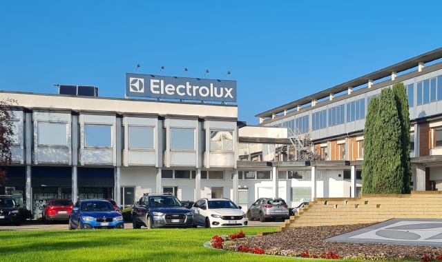 Electrolux, licenziamenti congelati