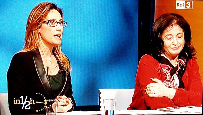 Ilaria Cucchi, Lucia Uva (d) e il segretario generale del Sindacato Autonomo di Polizia, Gianni Tonelli, durante la trasmissione 