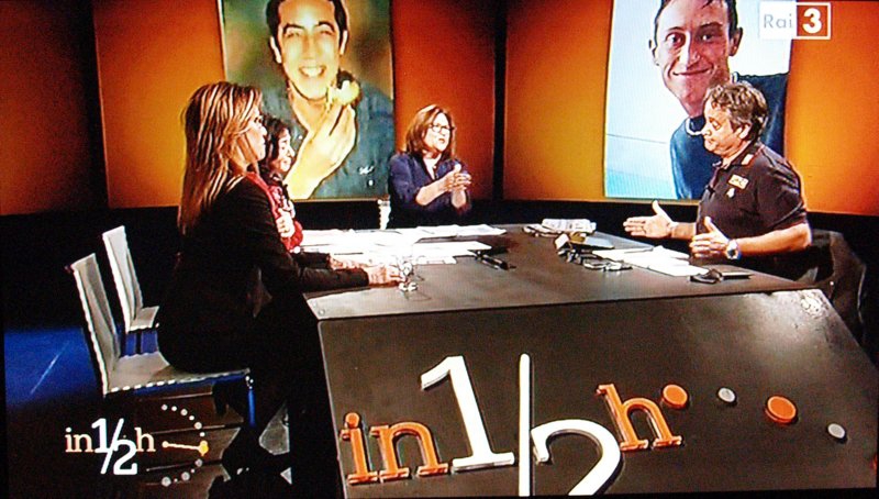 Ilaria Cucchi, Lucia Uva (d) e il segretario generale del Sindacato Autonomo di Polizia, Gianni Tonelli, durante la trasmissione 