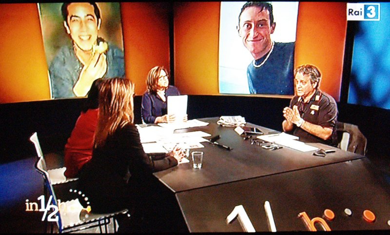 Ilaria Cucchi, Lucia Uva (d) e il segretario generale del Sindacato Autonomo di Polizia, Gianni Tonelli, durante la trasmissione 