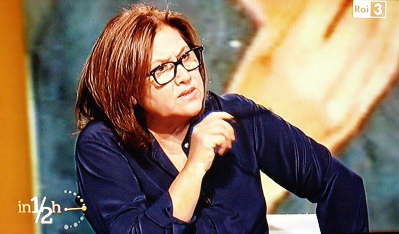 Ilaria Cucchi, Lucia Uva (d) e il segretario generale del Sindacato Autonomo di Polizia, Gianni Tonelli, durante la trasmissione 