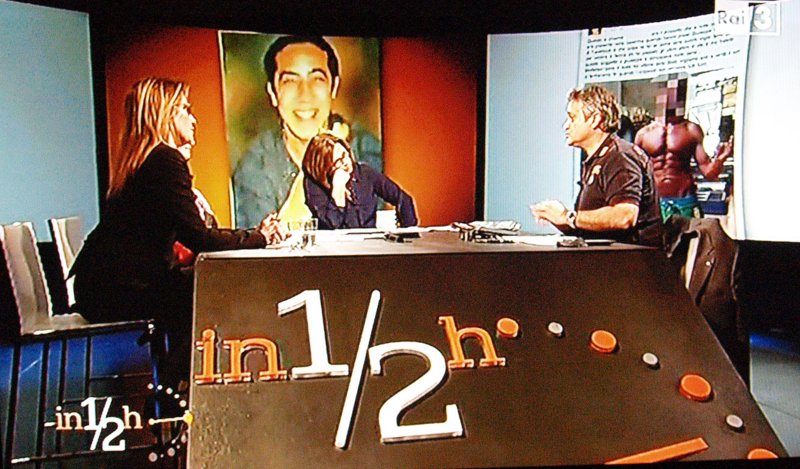 Ilaria Cucchi, Lucia Uva (d) e il segretario generale del Sindacato Autonomo di Polizia, Gianni Tonelli, durante la trasmissione 