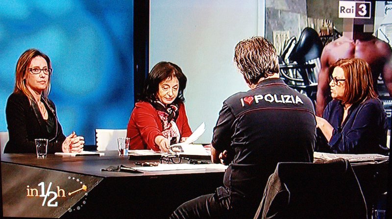 Ilaria Cucchi, Lucia Uva (d) e il segretario generale del Sindacato Autonomo di Polizia, Gianni Tonelli, durante la trasmissione 
