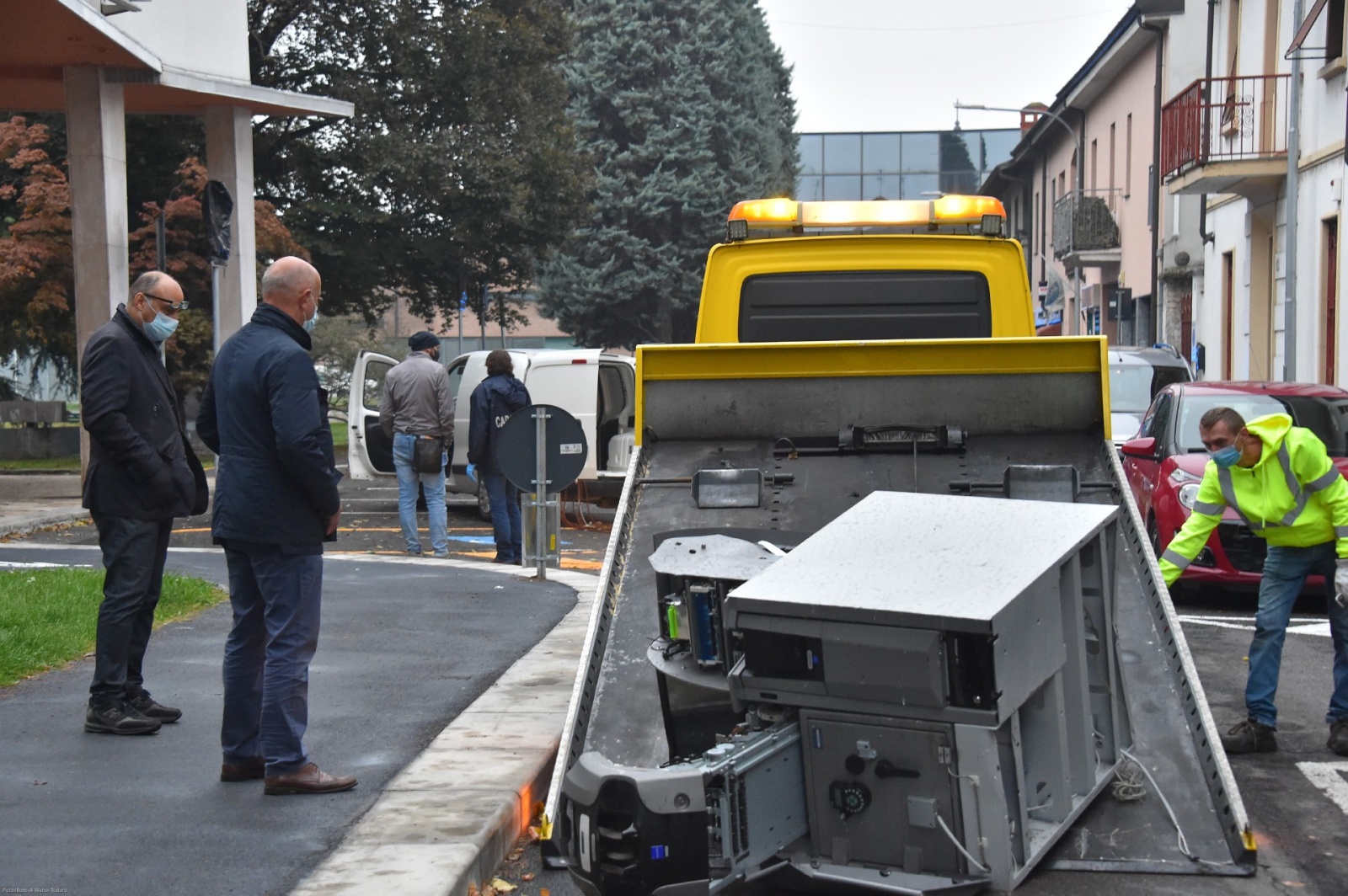 La cassa bancomat persa dai ladri nella fuga