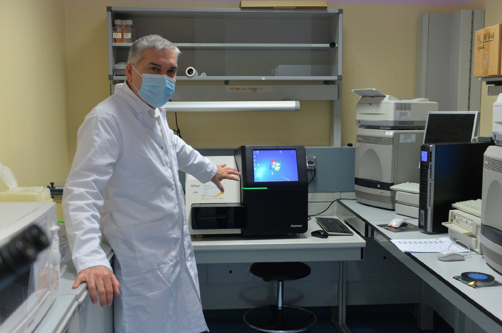 VARESE PROF. FABRIZIO MAGGI, DIRETTORE LABORATORIO MICROBIOLOGIA OSPEDALE DI CIRCOLO E VARIE LABORATORI E TECNICI AL LAVORO