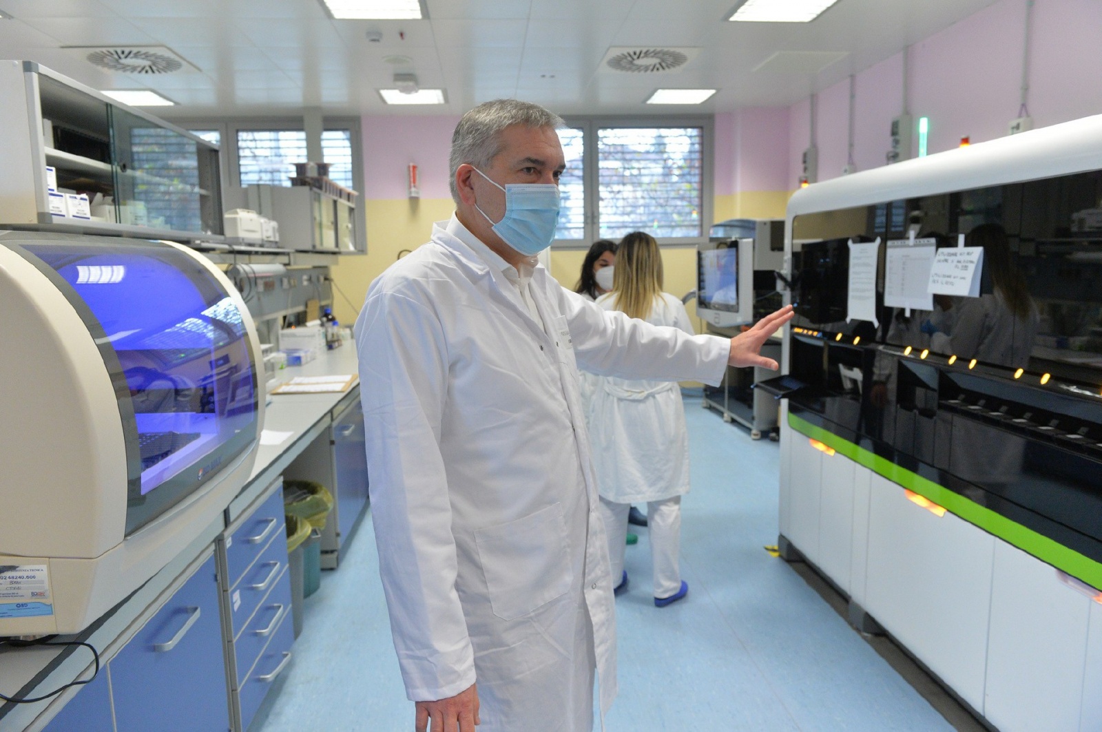 VARESE PROF. FABRIZIO MAGGI, DIRETTORE LABORATORIO MICROBIOLOGIA OSPEDALE DI CIRCOLO E VARIE LABORATORI E TECNICI AL LAVORO
