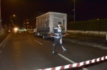 VARESE INCIDENTE GRAVE PEDONE INCASTRATO SOTTO IL CAMION VIA MONTE ROSA