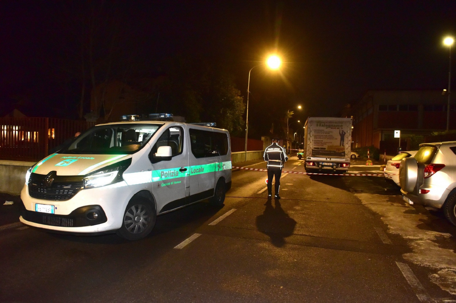VARESE INCIDENTE GRAVE PEDONE INCASTRATO SOTTO IL CAMION VIA MONTE ROSA